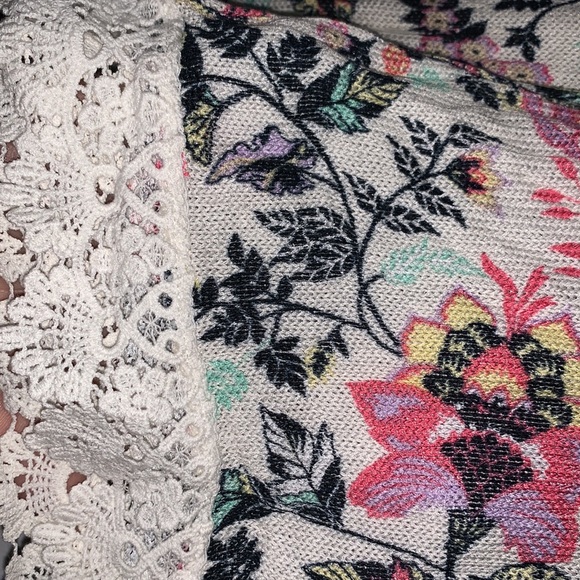 Floral top - Picture 3 of 3